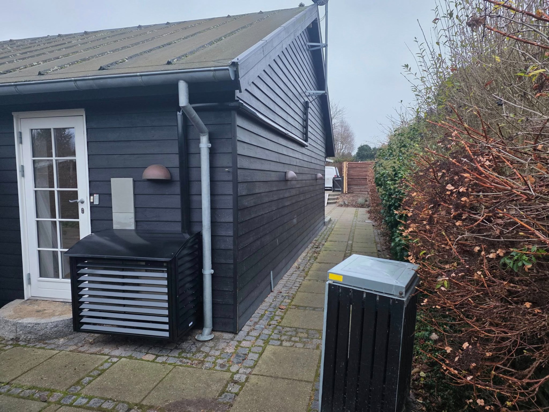 Mitsubishi Hero bag sort stålskjuler. Sorte bakker